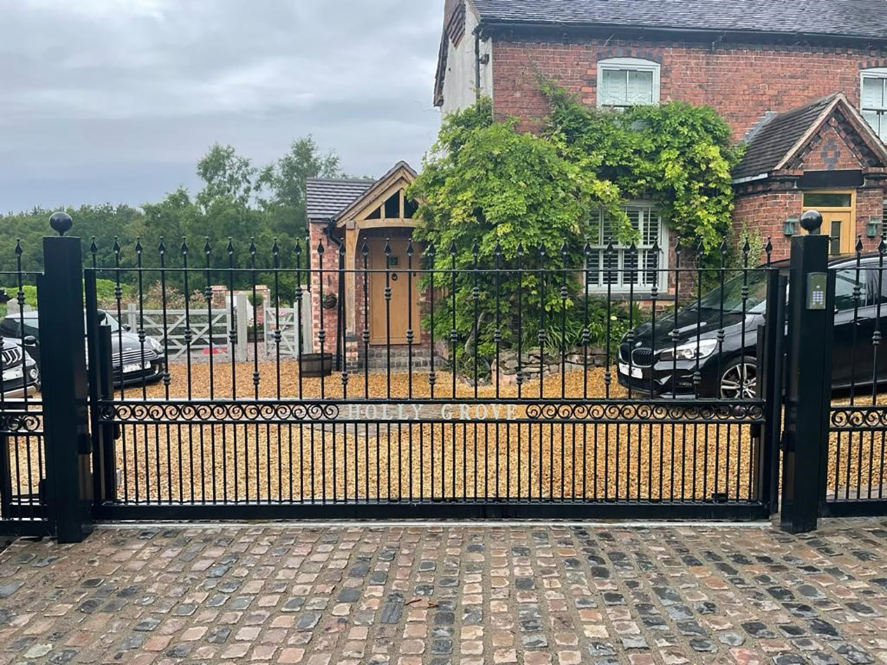 /media/pages/library/pr-gates-holly.jpg